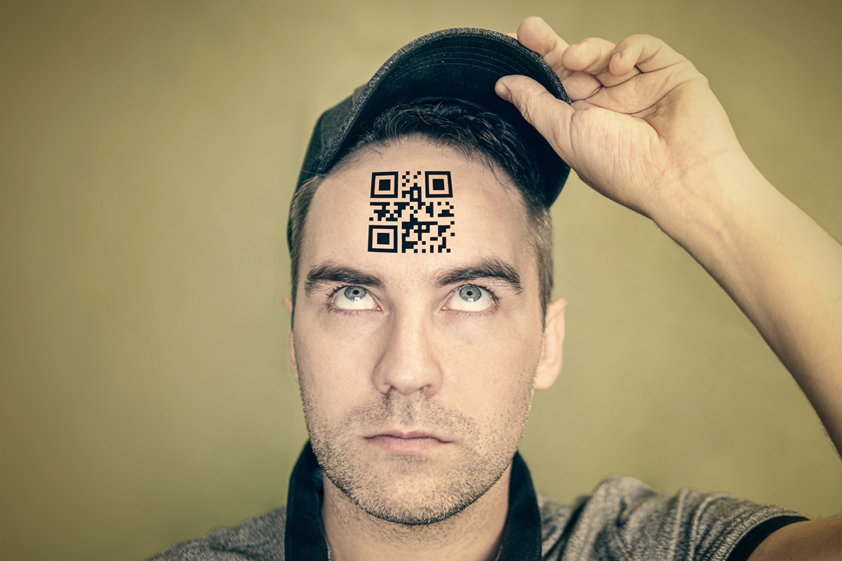 Códigos QR súbete al carro de la digitalización - Chico con QR - developmentmedia Códigos QR súbete al carro de la digitalización - Chico con QR - developmentmedia